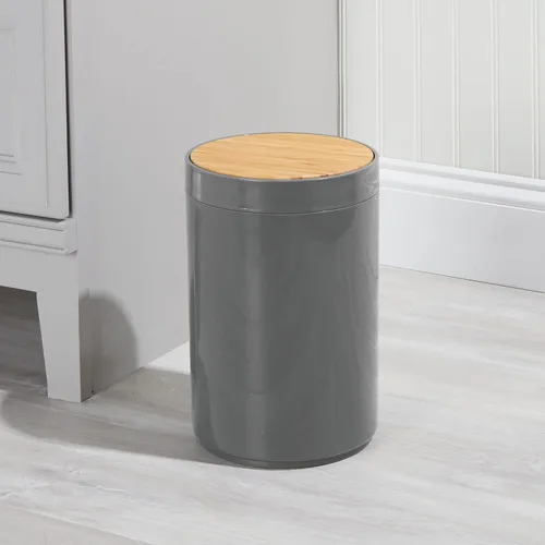Miniatura 3 de mDesign Basurero de plástico redondo pequeño - Papelera de basura con contenedor de tapa de cierre oscilante - Papelera de baño - Sostiene residuos