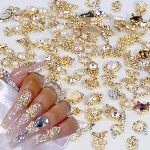 50 dijes dorados para uñas acrílicas, estilos mixtos, diamantes de imitación brillantes de aleación de perlas para uñas, flores, mariposa, corazón,