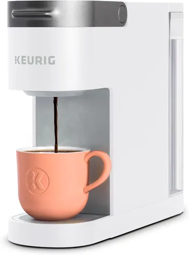 Keurig - Cafetera K-Slim de una sola porción con cápsulas K-Cup, tecnología MultiStream, 3 tamaños de preparación, diseño delgado y elegante, Blanco