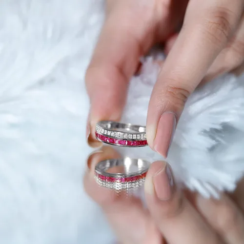 Miniatura 14 de Anillo de media eternidad de diamantes y rubí de 1.25 quilates para mujer Calidad AAA