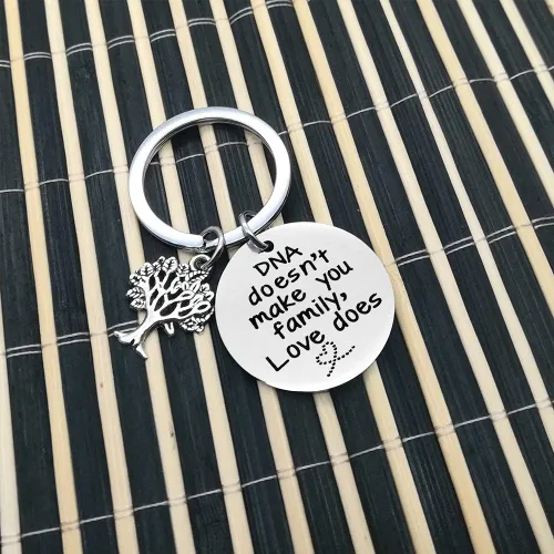 Miniatura 5 de Xiahuyu Llavero con texto en inglés "DNA Doesn't Make You Family Love don", regalo para madrastra, regalo para padrastro, regalos de adopción