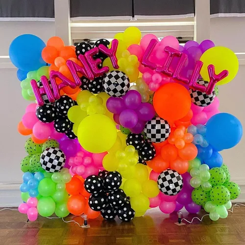 Miniatura 3 de Paquete de 12 globos de carreras a cuadros de 18 pulgadas, globos de aluminio de helio de Mylar a cuadros blancos y negros para fiestas temáticas