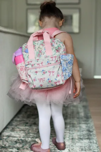 Miniatura 8 de Itzy Ritzy - Mochila para niños - Bolso para guardería - Cuenta con correas ajustables para los hombros, 2 bolsillos laterales y un amplio