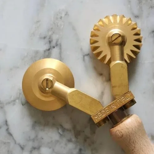 Miniatura 7 de La Gondola Cortador de pasta casero – Doble rueda (tallado y suave) Herramienta para hacer pasta para el hogar y negocios Latón y madera natural