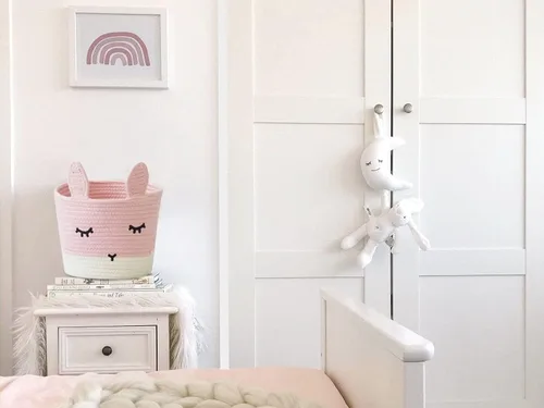 Miniatura 6 de T&T Homewares Pequeño juguete de conejo rosa y cesta de lavandería para almacenamiento de guardería, decoración de guardería de bosque Conejito