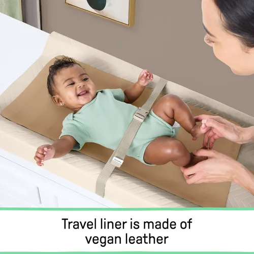 Miniatura 5 de Ingenuity Cambiador doble 2 en 1 de cambio rápido con forro de viaje, vinilo lavable, resistente al agua, lados contorneados y correa de seguridad
