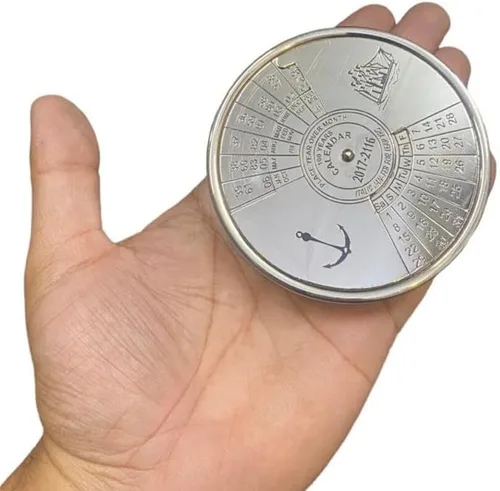 Miniatura 5 de Calendario de 100 años de 3 pulgadas, estilo vintage, mesa de latón, calendario de escritorio, acabado antiguo, regalo unisex para Navidad