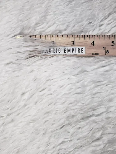 Miniatura 5 de Tela rizada de pelo sintético de alpaca de pelo largo vendido por The Yard (blanco)