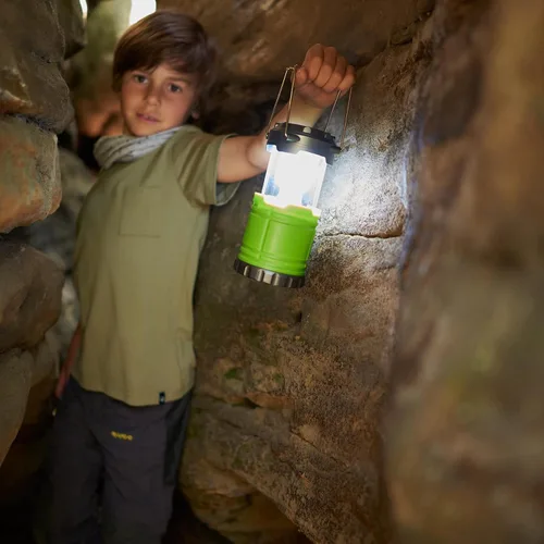 Miniatura 5 de HABA Linterna de campamento con asas resistentes para transportar y colgar con práctico compartimento de almacenamiento, elementos esenciales