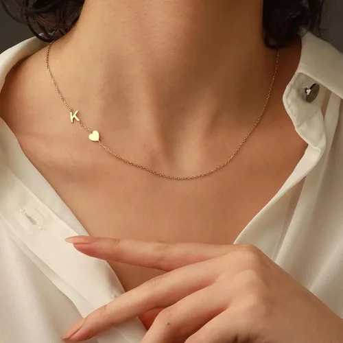 Miniatura 4 de TOBENY Collar con inicial lateral para mujer, delicado collar de gargantilla con letra de corazón, chapado en oro de 14 quilates, collar