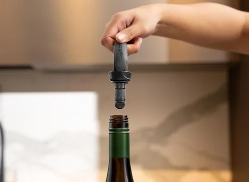 Miniatura 2 de Zyliss Juego de 2 tapones para botellas, selladores reutilizables a prueba de fugas para vino y bebidas con asas ergonómicas de paja de trigo, sello