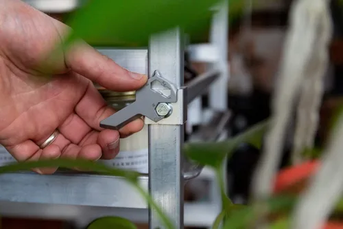Miniatura 4 de KeySmart AllTul Wolf - Llavero multiherramienta multiusos 5 en 1 para llevar todos los días con abrebotellas, llave inglesa, cabeza Phillips, cabeza
