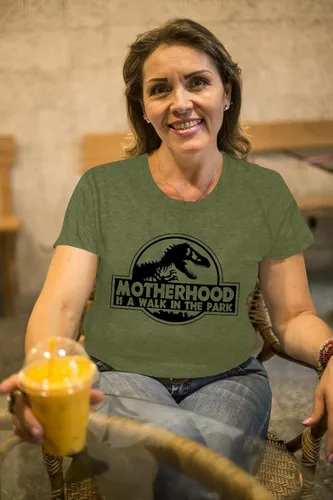 Miniatura 2 de Camiseta de dinosaurio para mujer, diseño de dinosaurio y mamá, camiseta divertida con texto en inglés "Motherhood is a Walk in the Park