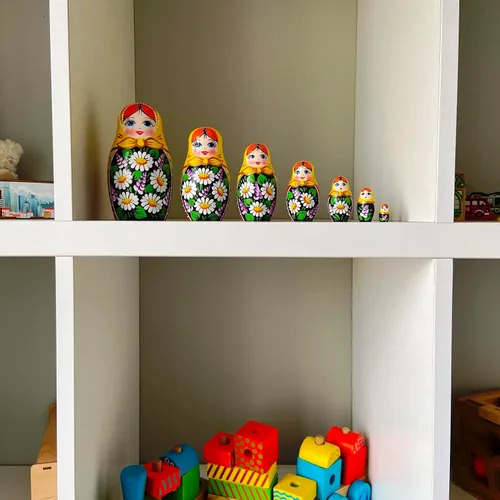 Miniatura 9 de AEVVV Juego de 7 muñecas rusas de Matryoshka - Muñecas rusas en vestido de Sarafan con manzanilla pintada a mano y flores lilas - Русские Матрески