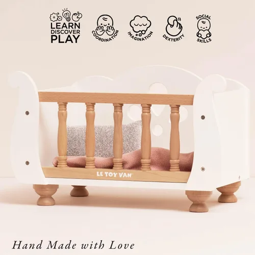 Miniatura 3 de Le Toy Van - Juguete educativo de madera, juego de rol, hermosa cuna y cuna de muñeca de trineo Juego de cochecito de juguete para niñas de 3 años