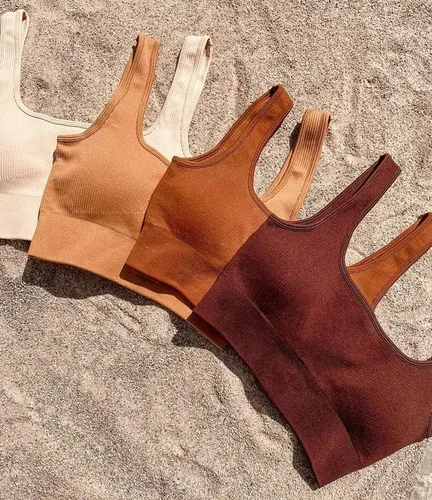 Miniatura 6 de OQQ Conjunto activo de 3 piezas para mujer, acanalado, sin costuras, cuello redondo, brasier deportivo de un hombro, pantalones cortos de cintura