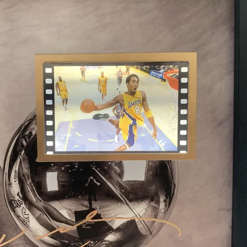 Miniatura 4 de ORIMAMI Póster Deportivo de Superestrella Kobe Bryant Enmarcado para Escritorio Foto Regalo 8x6 Pulgadas, con Mini Celda de Película Firmada