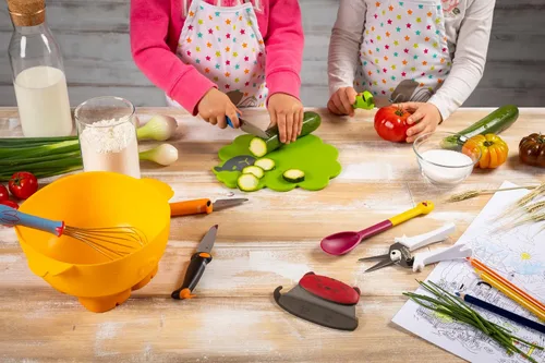 Miniatura 2 de Kuhn Rikon Kinderkitchen - Cuchillo Mezzaluna para niños con protector de cuchilla, gato, 5.2 x 3.3 x 0.7 pulgadas, rojo, herramientas de corte