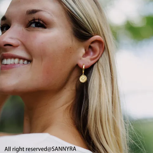 Miniatura 3 de Aretes de moneda de oro para mujer, chapados en oro de 14 quilates, aretes de aro delicados con moneda de dije mal de ojo