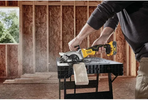 Miniatura 8 de DEWALT ATOMIC 20V MAX* Kit de sierra circular, 4-1/2 pulgadas (DCS571P1)