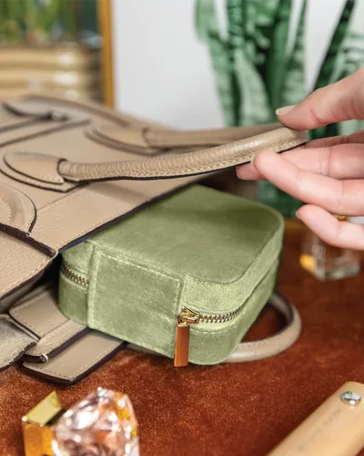 Miniatura 6 de Estuche de viaje para joyas de terciopelo de felpa, caja organizadora pequeña con espejo para mujer, color verde muérdago