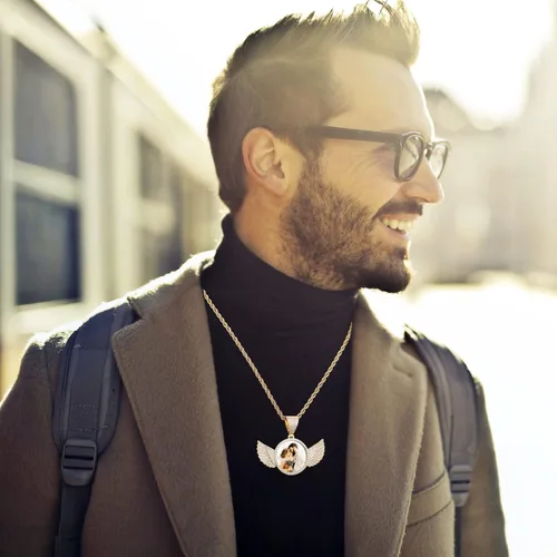 Miniatura 4 de INBLUE Collar personalizado de hip hop con foto de memoria, texto grabado personalizado para hombres y mujeres, ala de ángel helada de cobre, dije