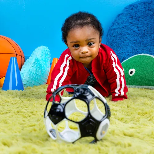 Miniatura 8 de Bright Starts Oball Grippin' Goals Rattle Balón de Fútbol - Negro y Blanco, Juguete de Fácil Agarre para Recién Nacidos en Adelante Fútbol