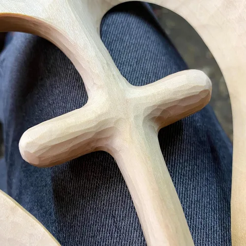Miniatura 8 de Cruz de mano de madera, cruz de madera hecha a mano, cruz de diseño de corazón, cruz tallada en madera, cruces decorativas para pared grande y Negro