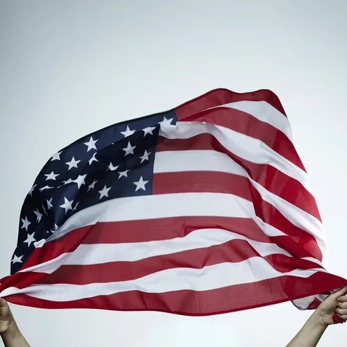 Miniatura 7 de Bandera americana de 2 x 3 pies para interiores y exteriores - Banderas de Estados Unidos de poliéster y nailon - Bordes de doble costura con ojales