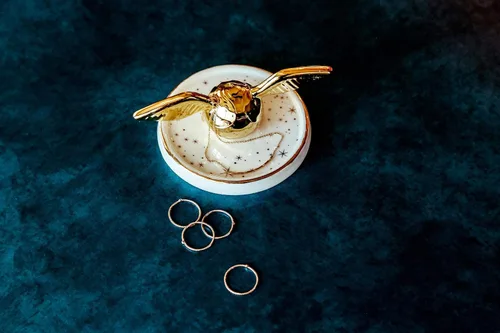 Miniatura 5 de Harry Potter Golden Snitch Bandeja de cerámica para baratijas Detalles decorativos dorados con temática de quidditch Plato de almacenamiento