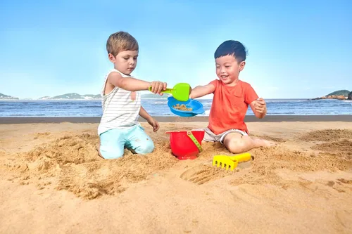 Miniatura 3 de Hape Beach Basics - Juego de juguetes de arena, incluye tamiz de cubo, rastrillo y pala, juguetes de arena para niños de 18 meses y más