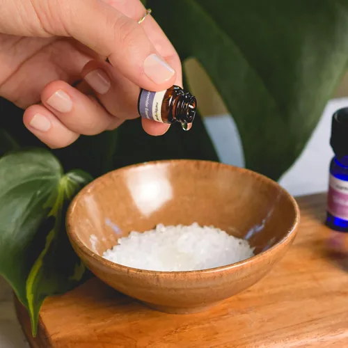 Miniatura 5 de Kit de bomba de baño Earthy Good DIY con ingredientes orgánicos 100% naturales Incluye: aceites esenciales, rosa seca, manzanilla y lavanda, moldes