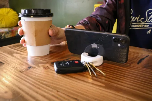 Miniatura 7 de GoDonut Mini llavero portátil para teléfono celular, accesorio de escritorio perfecto para viajes, oficina y mesita de noche, compatible con iPad
