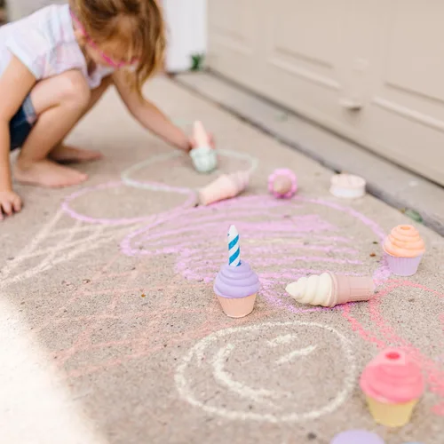 Miniatura 2 de Melissa & Doug Juego de tiza para helados y pasteles para niños, tiza de banqueta para niños de 3 años en adelante