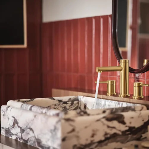 Miniatura 2 de Moen Align Grifo de Baño Moderno Extendido de Dos Manijas y Tres Orificios en Dorado Cepillado Kit de Moldura, Válvula Requerida, T6193BG Oro