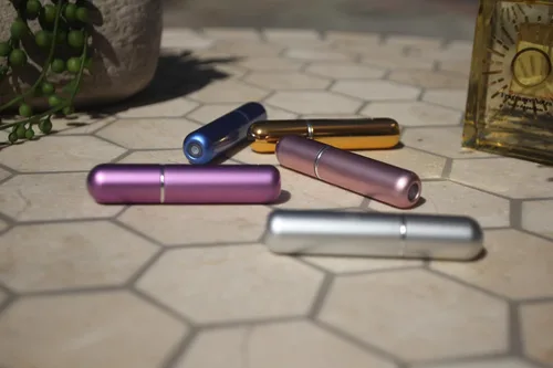 Mini botella atomizadora de perfume recargable de tamaño de viaje portátil, 5 piezas y 5 colores (lavanda, rosa, azul, oro, plata) a prueba de fugas