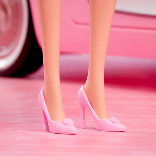 Miniatura 5 de Muñeca de Barbie de la película, Margot Robbie como, coleccionable con blusa rosa y conjunto de tutú con falda, con cabello peinado y joyería a juego