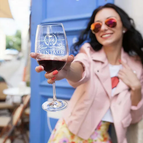 Miniatura 3 de Regalos de 30 cumpleaños para mujeres, copa de vino vintage de 18 onzas con tallo de 1996, información de la antigüedad de 1996, regalos
