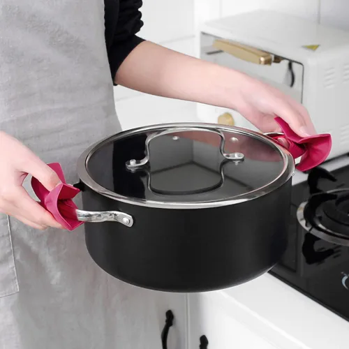 Miniatura 4 de Clip aislante de calor de silicona con pajarita, mini guante para horno, soporte para ollas de protección de dedos, guantes de cocina de cocina, Rojo