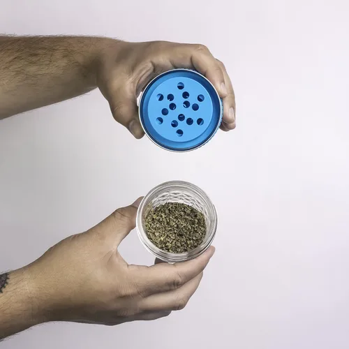 Miniatura 8 de Molinillo de hierbas de 2 piezas con agujeros por Mason Grinder - Boca pequeña - Se adapta a tarros Mason regulares (tarro no incluido)