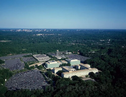 Foto histórica pictórica - Vista aérea de la sede de la CIA, Langley, Virginia - Arte de fotos de 30.0 x 24.0 in