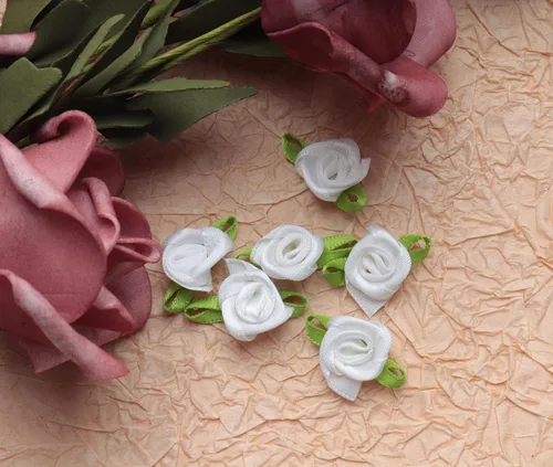 Miniatura 19 de 50 piezas de rosas de satén con hojas verdes, lazos de cinta mini lindos, suministros de flores artificiales de tela, adorno de aplique