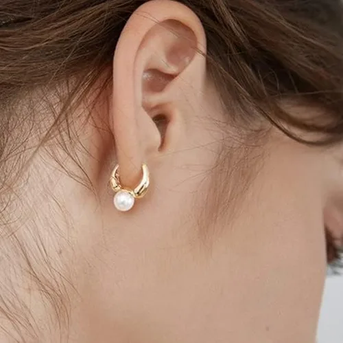 Miniatura 5 de VENOCO Pendientes de perlas delicadas para mujer, aretes de perlas barrocas de oro, aretes de aro de perlas elegantes de plata para novia
