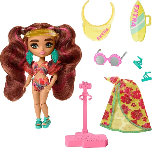 Muñeca de viaje Barbie Extra Fly Minis, look de playa con coletas rosa con rayas en traje de baño, pareo y accesorios