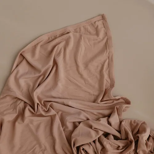 Miniatura 3 de mushie Manta Envolvente Elástica para Bebé Extra Suave y Ajuste Ceñido 47"x47" (Blush)