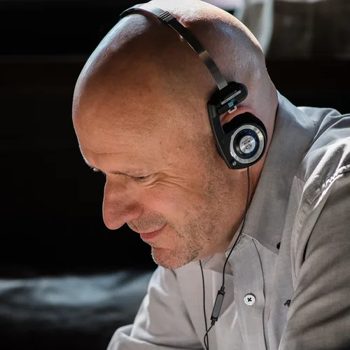 Miniatura 5 de Koss Porta Pro con micrófono y auriculares remotos en la oreja, micrófono en línea y control remoto táctil, cable con enchufe de 0.138 in
