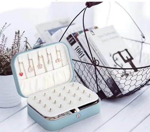 Miniatura 4 de Yiluana Joyero de viaje portátil para aretes, anillos, collares, pulseras, organizador de joyas pequeño con botón (azul claro)