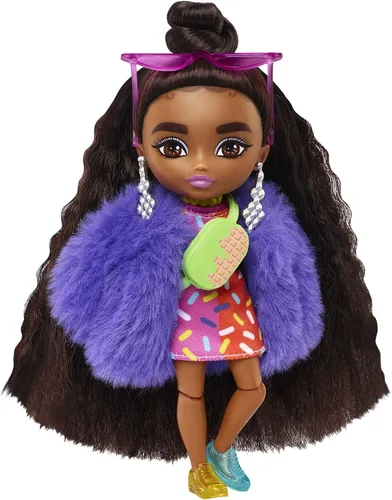 Barbie Extra Minis Muñeca #1 (5.5 pulgadas) con vestido estampado de chispas y abrigo peludo con soporte para muñeca y accesorios, incluyendo micro