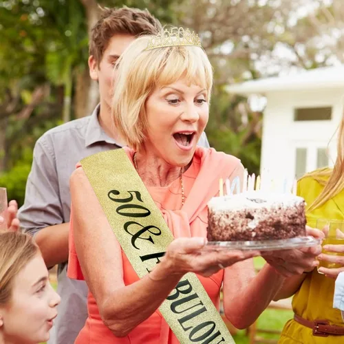 Miniatura 7 de Juego de celebración de 50 cumpleaños – Pin de perlas doradas, corona y banda – fabulosos recuerdos de fiesta para mujeres 50 cumpleaños dorado