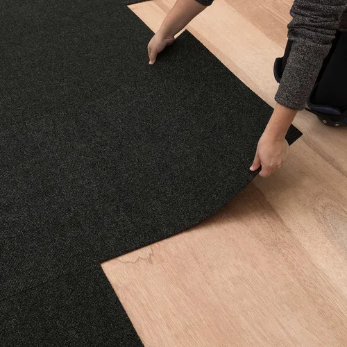 Miniatura 19 de Mohawk Home Baldosa de alfombra de 24" x 24" para interiores/exteriores, altura de pelo de 0.25", despegar y pegar, poliéster negro, (15 baldosas)